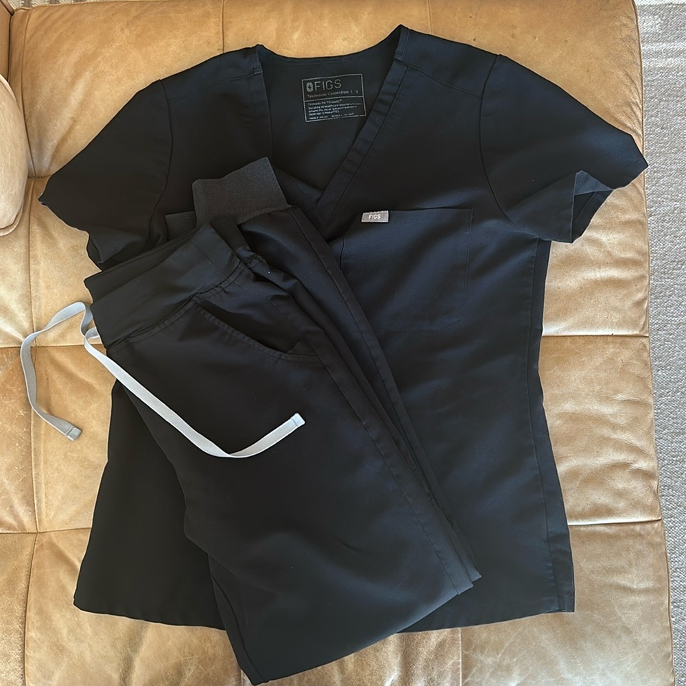 Used Figs Black 
Catarina small 
Zamora high waisted jogger Small